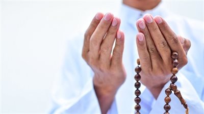 <strong>الدعاء للأب المتوفى... لغة الوفاء التي لا تنتهي</strong>