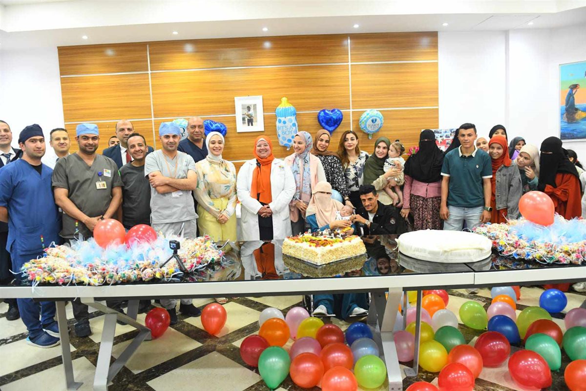 قصة إنسانية ملهمة.. مستشفى الناس تحتفل بـ«سبوع» الطفل يحيى بعد ولادته في ظروف استثنائية وإنقاذ والدته من حروق خطيرة