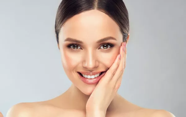 العناية بالبشرة المختلطة في فصل الصيف… بين التوازن والتحديات