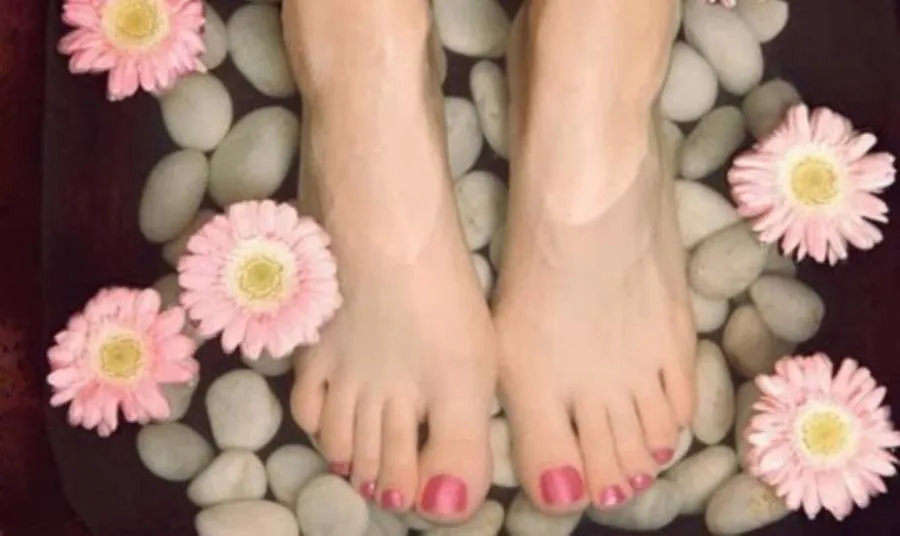 العناية بالقدمين.. أساس الراحة والجمال الخفي