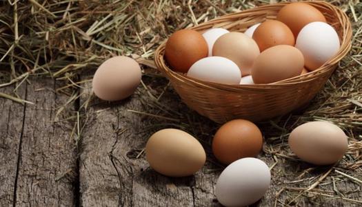 طرق متنوعة لتحضير البيض المقلي بوصفات شهية للإفطار والعشاء