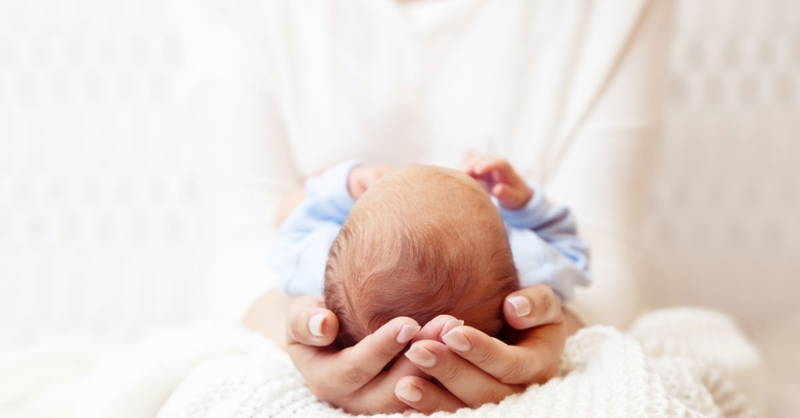 أهمية اللمس والاحتضان في الأيام الأولى من حياة المولود.. لغة الحنان التي تُغني عن الكلام