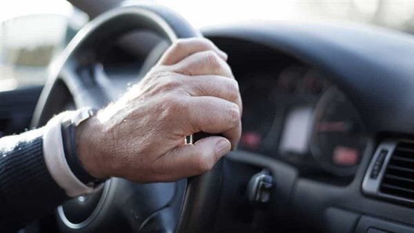 دليلك الشامل لتعلّم قيادة السيارة اليدوية والأوتوماتيكية خطوة بخطوة