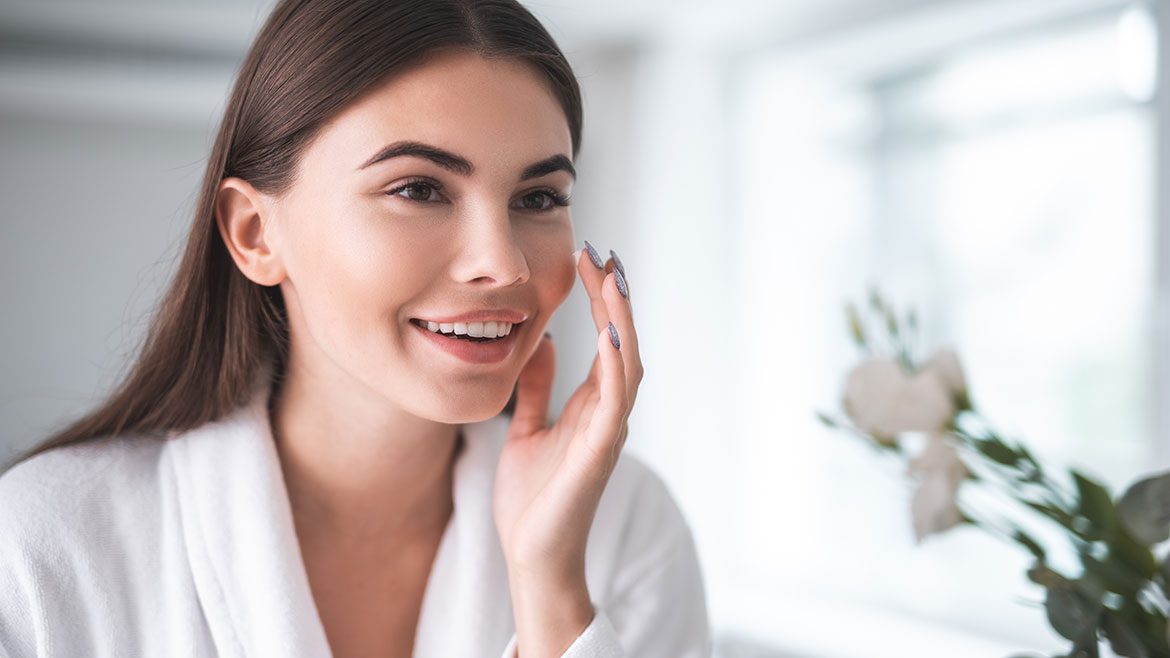 روتين العناية بالبشرة الدهنية في الشتاء: دليلك الكامل لبشرة ناعمة خالية من اللمعان