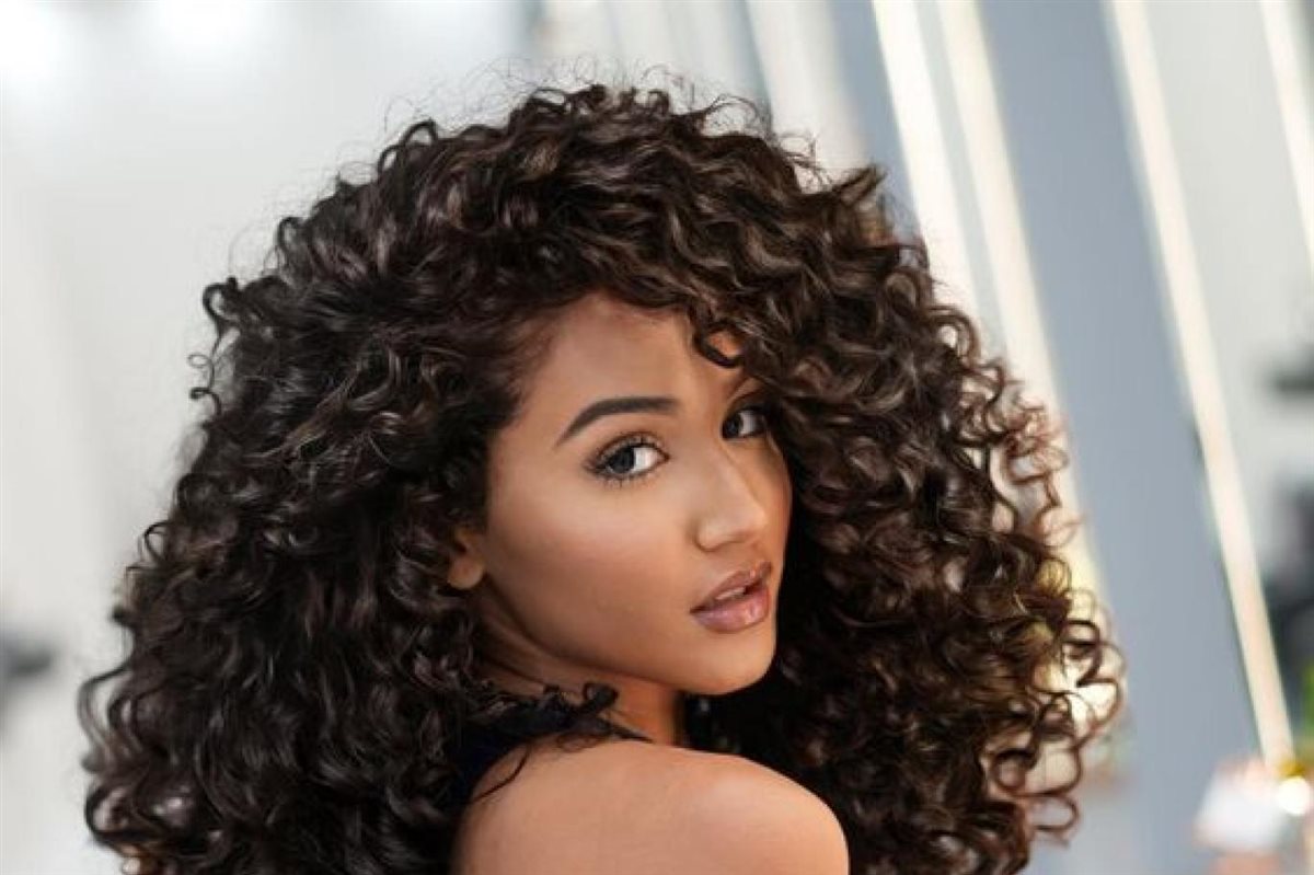 روتين العناية بالشعر اليومي: خطوات بسيطة لشعر صحي ولامع دون تكلفة