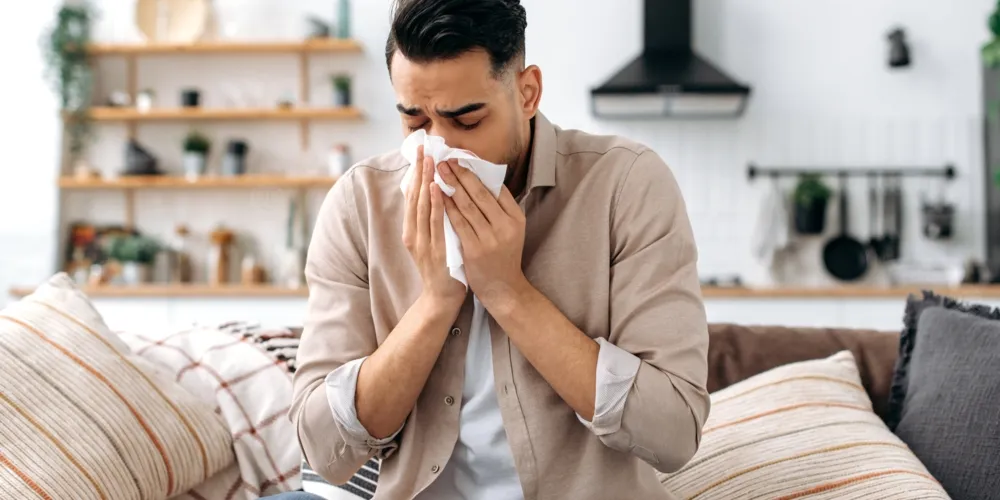 <i>برد الخريف يهاجم بقوة.. خبراء يحذرون من ارتفاع إصابات نزلات البرد مع تغير الطقس</i>