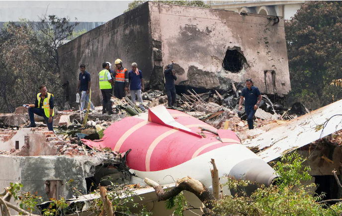 الناجي الوحيد من تحطم الطائرة الهندية: مُنحت الحياة ولكن سُلِبت سعادتي