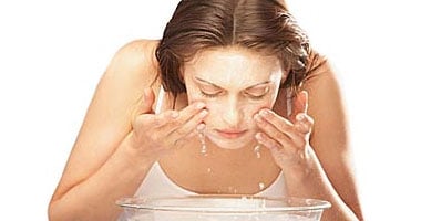 روتين العناية بالبشرة قبل النوم في الشتاء: خطوات بسيطة لبشرة صحية ونضرة