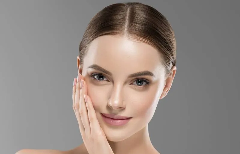 <strong>العناية بالبشرة الدهنية في الشتاء: دليل شامل للحصول على نضارة وثبات دون لمعان</strong>