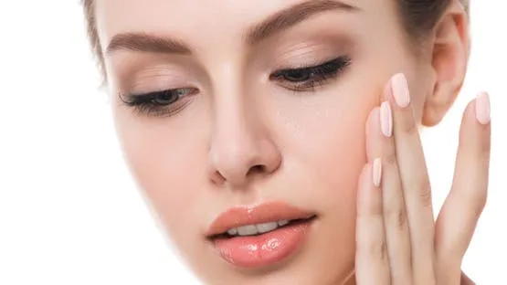 <strong>العناية بالبشرة الدهنية في الشتاء: دليل شامل للحصول على نضارة وثبات دون لمعان</strong>