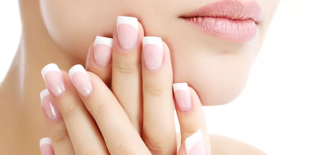 <strong>العناية بالأظافر في الشتاء – نصائح لحماية الأظافر من الجفاف والتكسر</strong>