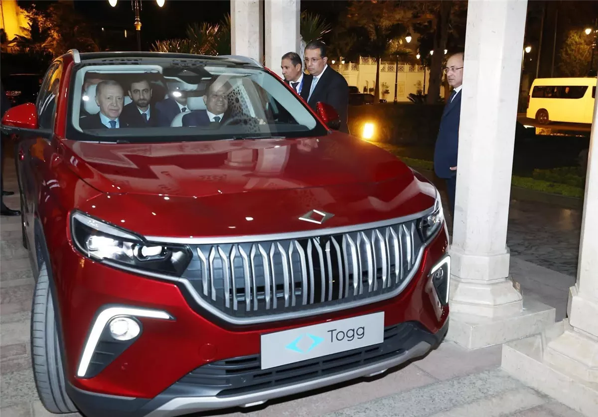 أردوغان يُهدي السيسي سيارة كهربائية.. والرئيسان يقودانها إلى منتدى الأعمال المصري التركي