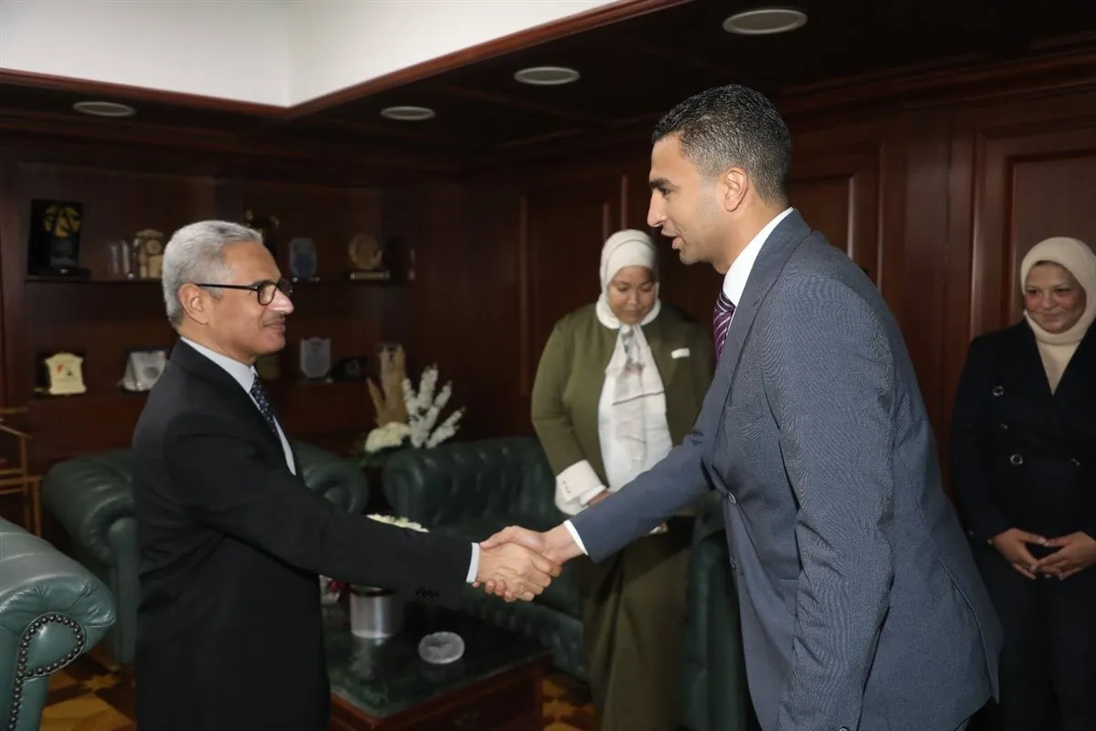 <strong>محافظ بني سويف يستقبل وفدًا من البرنامج الرئاسي&nbsp;</strong>