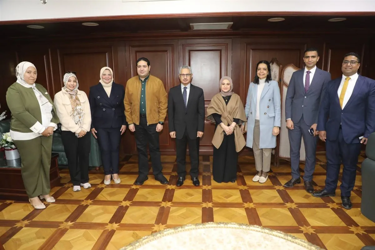 <strong>محافظ بني سويف يستقبل وفدًا من البرنامج الرئاسي&nbsp;</strong>