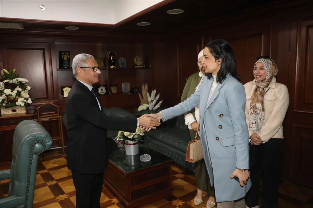 <strong>محافظ بني سويف يستقبل وفدًا من البرنامج الرئاسي&nbsp;</strong>