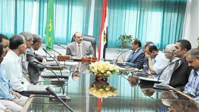 محافظ القليوبية يُكرم  الأجهزة التنفيذية بشبين القناطر لجهودهم في تطهير قرية الجعافرة ( صور )