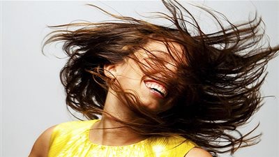 تعرفي على طريقة عمل اسبراى الشعر المنزلي لشعر قوى لامع وناعم