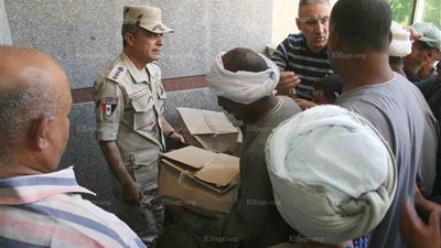 الجيش يوزع 1000 كرتونة مواد غذائية على المستحقين في الأقصر (صور)