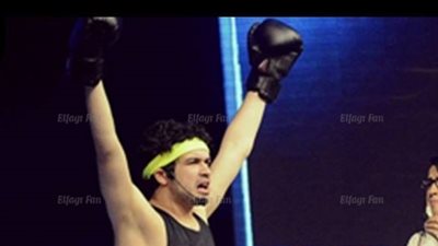 سيرين عبدالنور تصالح تركي بقبلة ووردة على مسرح 