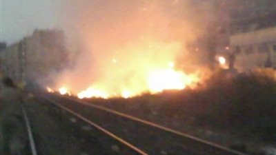 حريق في حشائش ملاصقة للسكة الحديد تتسبب في تعطل حركة القطارات بكفرالشيخ