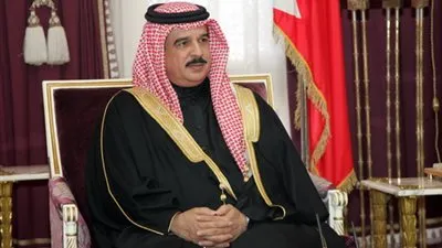 ملك البحرين ورئيس وزرائها وولي العهد يعزون السيسي في حادث الطائرة 