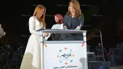 وزيرة التضامن توقع 