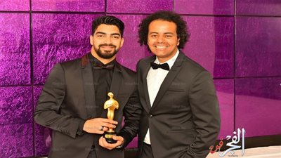 بالصور.. مينا عطا يفوز بجائزة أفضل مطرب صاعد بـ