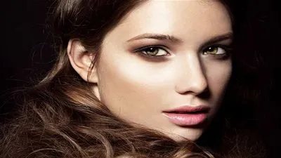 الهايلايتر المنتج الذى ينصح خبراء التجميل بتواجده في كل علبة مكياج