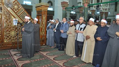 محافظ أسيوط ومدير الأمن يؤديان صلاة الغائب على ضحايا الطائرة المنكوبة (فيديو)