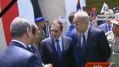 مناقشة جانبية بين 