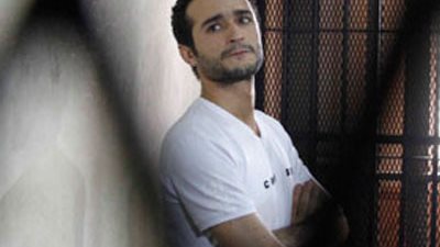 الدفاع يطلب التحدث مع 