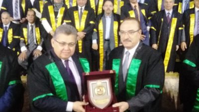 محافظ بني سويف يهدي درع المحافظة لوزير التعليم العالى 