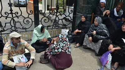 أهالي المهاجرين غير الشرعيين يتظاهرون أمام 