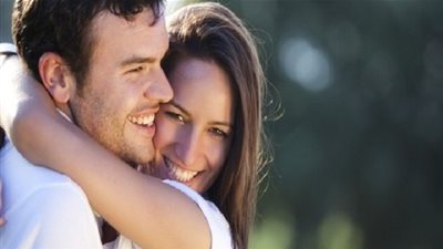 هل يجوز أن تقبلا بعضكما امام الأطفال؟