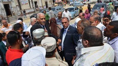 محافظ السويس يتفقد أعمال الرصف بشارع الجيش (صور)
