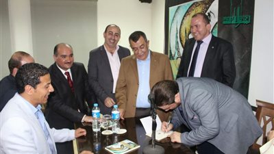 الدبلوماسى الفلسطينى ناجى الناجى يوقع مجموعته القصصية 