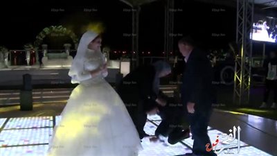بالفيديو.. عريس يفاجئ الجميع ويُقبل قدم والده ووالدته في حفل زفافه