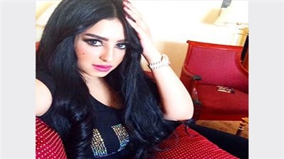 زوج فنانة شابة يهديها 