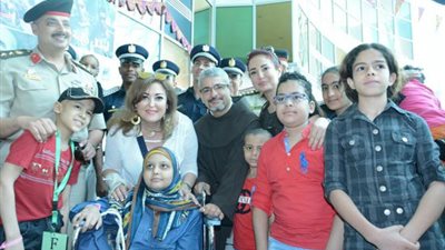 بطرس دانيال ونهال عنبر وأمل رزق في زيارة لمستشفى 