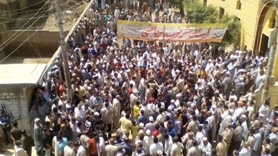 الآلاف يشيعون جثمان شهيد 