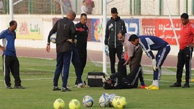 مدرب حراس الأهلي يغسل يده من إصابة شريف إكرامي