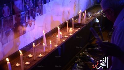 المشاركون يشعلون الشموع بمسيرة ضحايا الطائرة المنكوبة بالأوبرا (فيديو وصور)