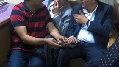 صحفيون ومحامون يتجمهرون أمام قسم قصر النيل لاحتجاز نقيب الصحفيين وعضوي المجلس