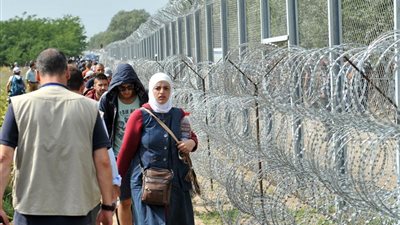 المجر تشدد إغلاق حدودها مع صربيا في مواجهة اللاجئين