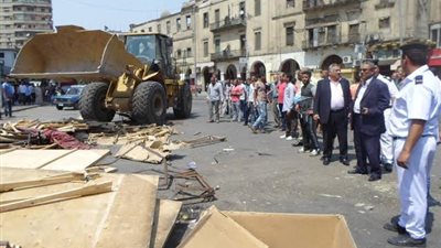 حملة مكبرة ليلُا لإجلاء الباعة الجائلين من ميدان العتبة 