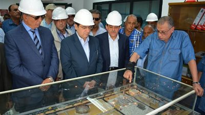 وزير البترول يتفقد مواقع حقول 