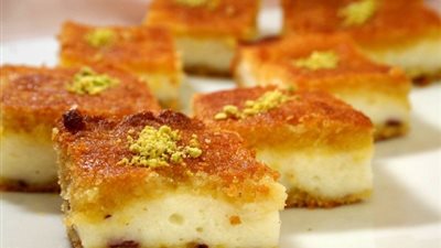 حلويات رمضان.. طريقة عمل البسبوسة بالقشطة  