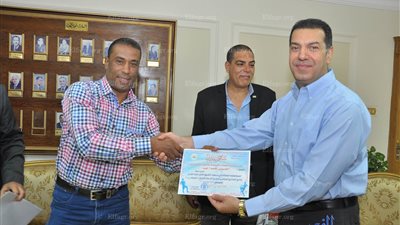 محافظ أسيوط يكرم نادي البداري الرياضي لصعوده للدوري الممتاز  (فيديو وصور)