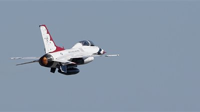 سقوط مقاتلة أمريكية في حضور 