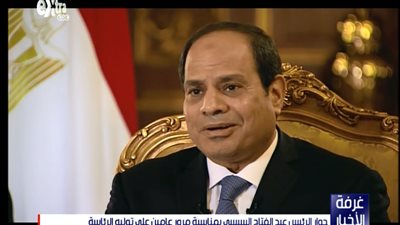  رد الفعل الغريب للرئيس السيسي على سؤال المؤامرة (فيديو)